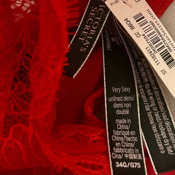 Victoria's Secret Red Fabulous Shine Strap Lace Unlined
Very Sexy Full-Cup Bra - Picture 2 of 5